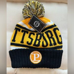 NWT NEVER WORN Pittsburgh Knit Beanie with Pom